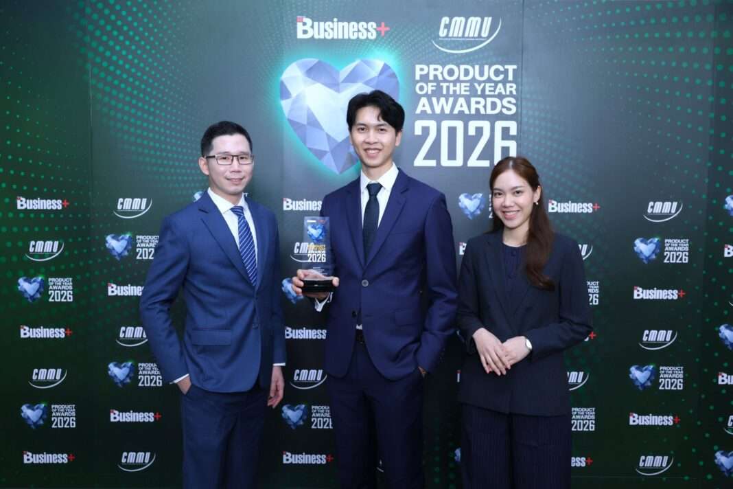 นายภาคิน ติยะแสงทอง ผู้อำนวยการอาวุโส สายงานคณิตศาสตร์ บริษัท กรุงเทพประกันชีวิต จำกัด (มหาชน) พร้อมทีมงาน ยืนถ่ายภาพร่วมกับโล่รางวัลแห่งความภาคภูมิใจในงาน BUSINESS+ PRODUCT OF THE YEAR AWARDS 2026