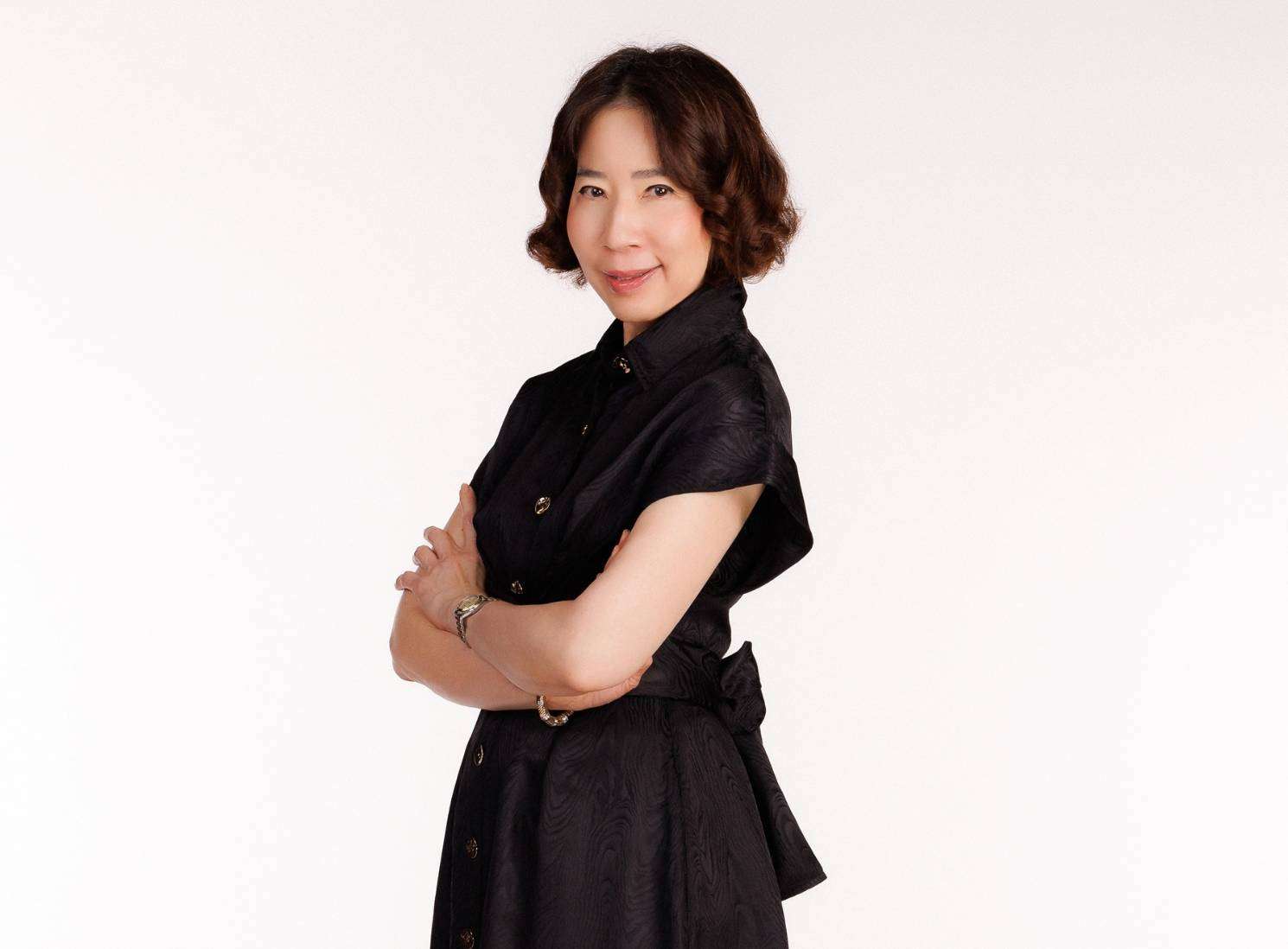 ภาพบุคคล นางพิทยา วรปัญญาสกุล ประธานเจ้าหน้าที่บริหาร บริษัท บัตรกรุงไทย จำกัด (มหาชน) หรือ เคทีซี สวมชุดเดรสสีดำ ยืนกอดอกส่งรอยยิ้มอย่างมั่นใจ