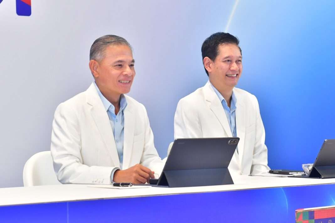 ภาพผู้บริหาร SCGP สองท่านสวมเสื้อสูทสีขาวกำลังนั่งยิ้มแย้มขณะรับฟังคำถามจากสื่อมวลชนในงานแถลงข่าวผลประกอบการประจำไตรมาส 3 ปี 2569 บนโต๊ะมีแท็บเล็ตวางอยู่ด้านหน้า