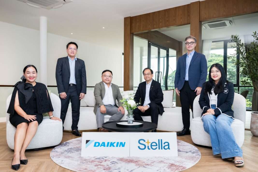 Stella-Daikin-Executives-Partnership-Nova-Westgate คณะผู้บริหารจาก บริษัท สเตลล่า เอ็กซ์ จำกัด (มหาชน) และ บริษัท สยามไดกิ้นเซลส์ จำกัด นั่งถ่ายภาพร่วมกันบนโซฟาสีขาวภายในห้องรับรอง เพื่อประกาศความร่วมมือในการนำเทคโนโลยีประหยัดพลังงานมาใช้ในโครงการ โนวา เวสต์เกต