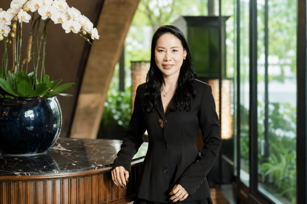 Suwarin-Konthong-CFO-DOD-Biotech-Financial-Update นางสาวสุวารินทร์ ก้อนทอง ประธานเจ้าหน้าที่สายงานการเงิน บริษัท ดีโอดี ไบโอเทค จำกัด (มหาชน) หรือ DOD สวมชุดสูทสีดำยืนยิ้มด้วยความมั่นใจ ภายในบริเวณโถงต้อนรับที่มีการตกแต่งอย่างสวยงาม