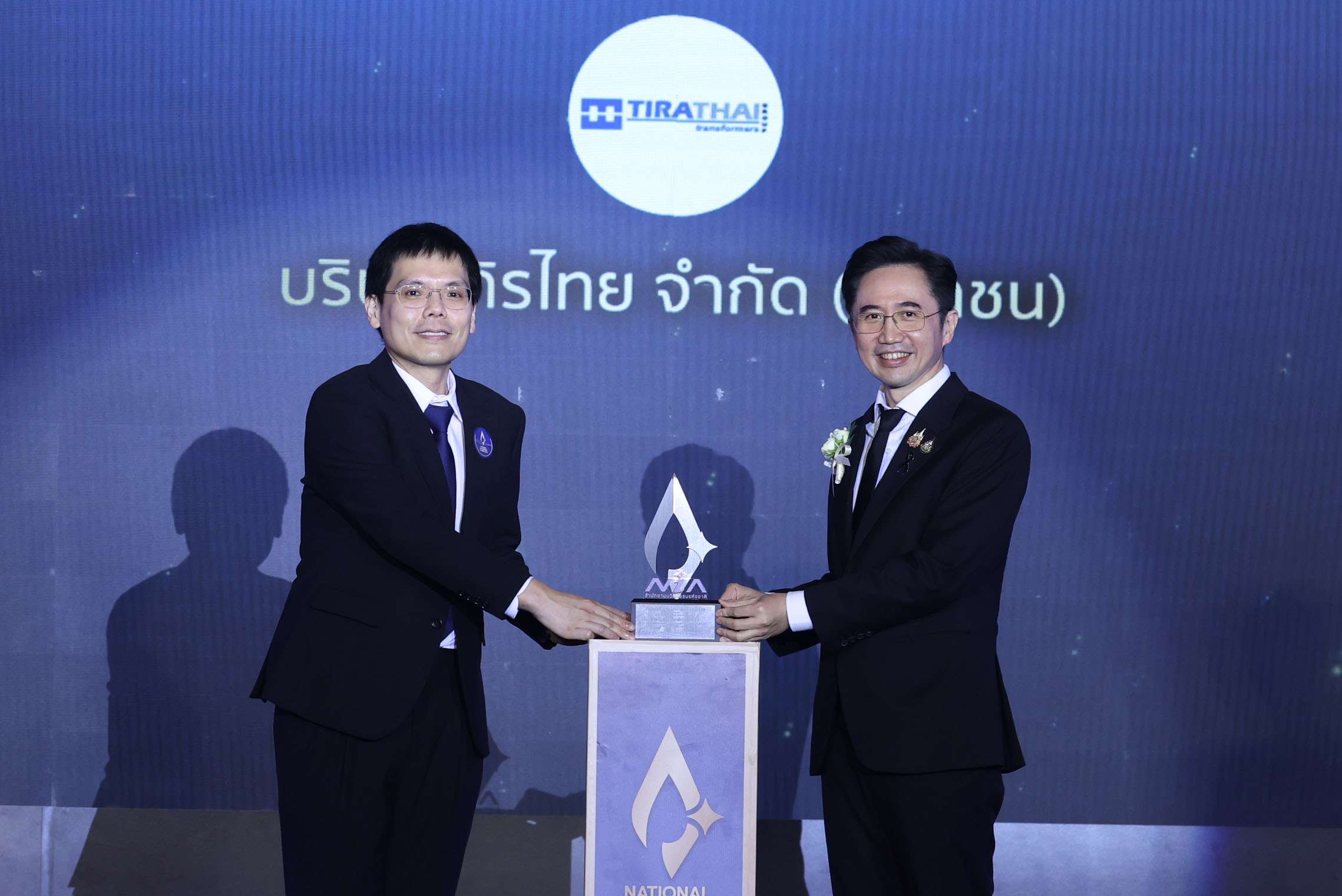 นายกานต์ วงษ์ปาน ตัวแทนจาก TRT ขึ้นรับรางวัลรองชนะเลิศอันดับ 1 รางวัลนวัตกรรมแห่งชาติ ประจำปี 2569 ด้านเศรษฐกิจ จากสำนักงานนวัตกรรมแห่งชาติ (NIA) บนเวทีอันทรงเกียรติ
