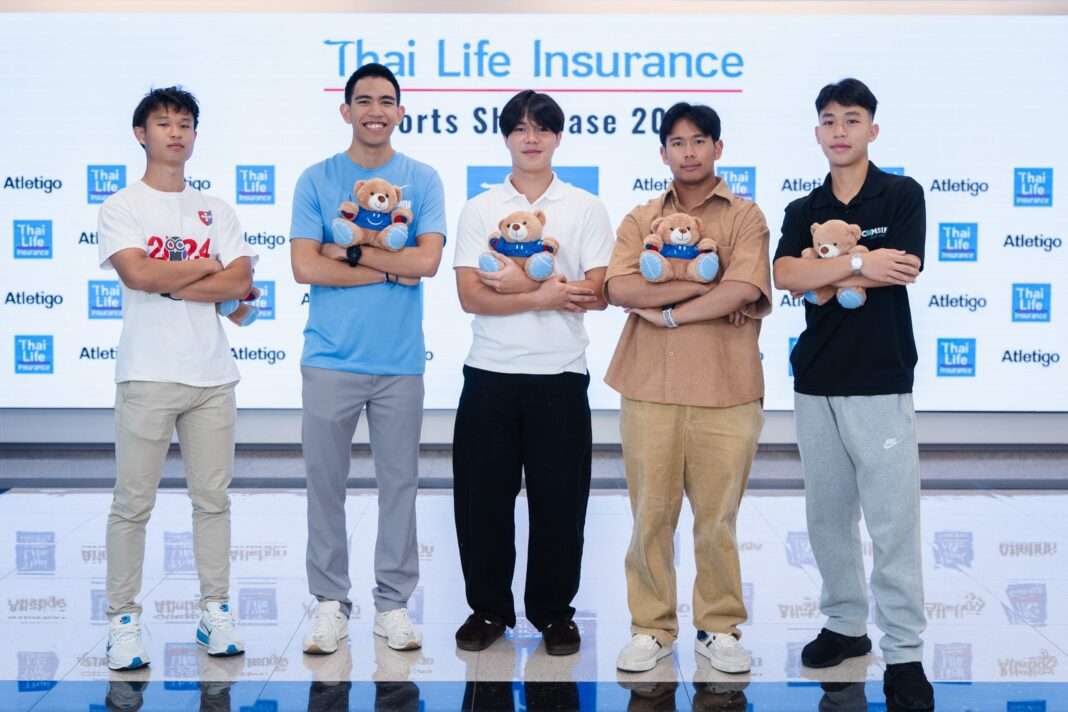 กลุ่มนักกีฬาเยาวชนชาย 5 คนยืนอุ้มตุ๊กตาหมีเรียงแถวหน้ากระดานด้วยรอยยิ้ม หน้าป้ายแบคดรอปงาน Thai Life Insurance Sports Showcase 2026 โครงการความร่วมมือระหว่างบริษัท ไทยประกันชีวิต จำกัด (มหาชน) และบริษัท แอทเลติโก้ จำกัด