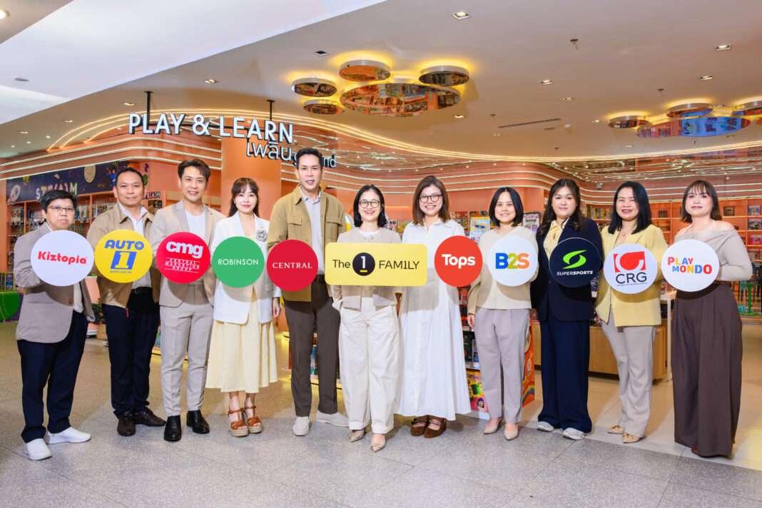 คณะผู้บริหาร The 1 Central Group นำโดยคุณทิพาภรณ์ ประสมทรัพย์ และพันธมิตรทางธุรกิจจากแบรนด์ชั้นนำในเครือเซ็นทรัล ร่วมถ่ายภาพเปิดตัวแคมเปญ The 1 Family School Break ณ โซน Play & Learn
