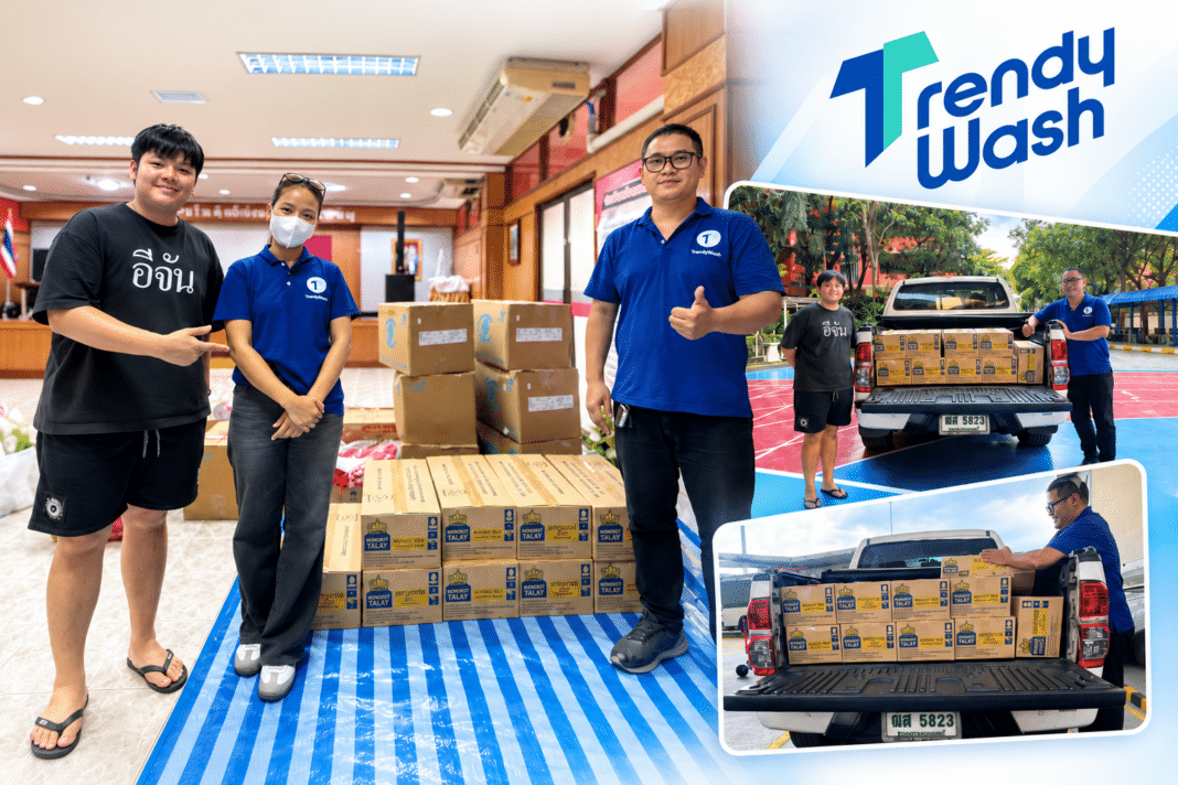 Trendy-Wash-Donates-Flood-Relief-Supplies-Ejan-Foundation ตัวแทนพนักงานบริษัท เออเบิ้นเวย์ จำกัด ผู้ให้บริการแพลตฟอร์มร้านสะดวกซัก Trendy Wash สวมเสื้อโปโลสีน้ำเงิน กำลังช่วยกันขนย้ายและส่งมอบกล่องบรรจุสิ่งของช่วยเหลือผู้ประสบภัยน้ำท่วมขึ้นรถกระบะ โดยมีตัวแทนจากมูลนิธิเพจอีจันสวมเสื้อสีดำเป็นผู้รับมอบเพื่อนำไปแจกจ่ายให้แก่ประชาชนที่เดือดร้อน