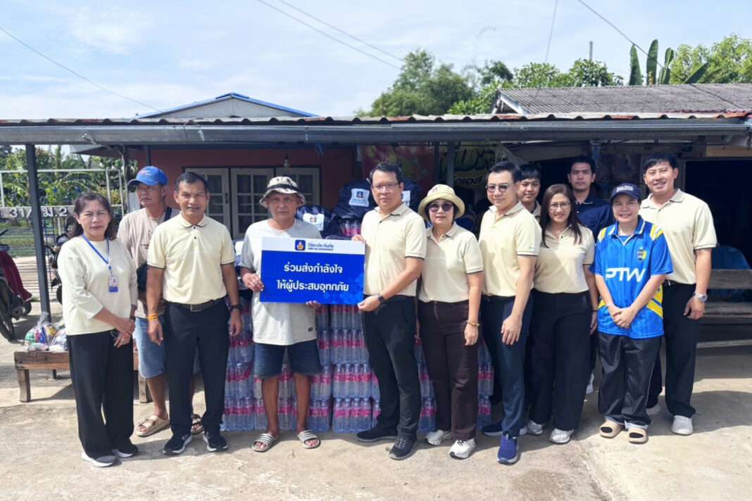 Viriyah-Insurance-V-Volunteer-Flood-Relief-Donation นายอนุสรณ์ ตรียะเวชกุล ผู้จัดการฝ่ายปฏิบัติการภาค 4 บริษัท วิริยะประกันภัย จำกัด (มหาชน) นำกลุ่มวิริยะจิตอาสาและตัวแทนประกันวินาศภัย ลงพื้นที่มอบถุงยังชีพพร้อมน้ำดื่มสะอาดให้แก่ผู้ประสบอุทกภัยในพื้นที่จังหวัดพระนครศรีอยุธยา โดยมีป้ายข้อความร่วมส่งกำลังใจให้ผู้ประสบอุทกภัย