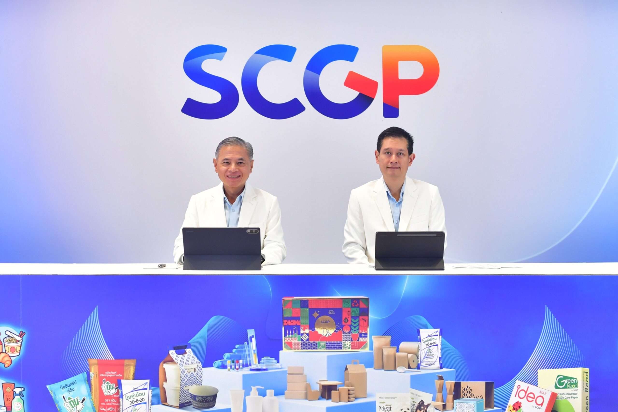 ภาพถ่ายผู้บริหาร SCGP นำโดยนายวิชาญ จิตร์ภักดี ประธานเจ้าหน้าที่บริหาร นั่งแถลงข่าวผลประกอบการประจำไตรมาส โดยมีฉากหลังเป็นโลโก้ SCGP ขนาดใหญ่ และด้านหน้าจัดแสดงผลิตภัณฑ์บรรจุภัณฑ์หลากหลายประเภท