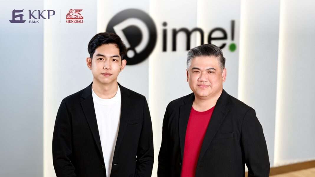 ภาพถ่ายครึ่งตัวของนายวรพล วงศ์วัฒนกิจ ประธานเจ้าหน้าที่ฝ่ายผลิตภัณฑ์ (CPO) บล.เคเคพี ไดม์ และนายยศ ธัญสุนทรสกุล รองประธานอาวุโส ฝ่ายธุรกิจสถาบันการเงิน กลุ่มบริษัทเจนเนอราลี่ ไทยแลนด์ สวมเสื้อสูททับเสื้อยืดลำลอง ยืนเคียงข้างกันอย่างมั่นใจ ด้านหลังมีโลโก้ Dime! ขนาดใหญ่