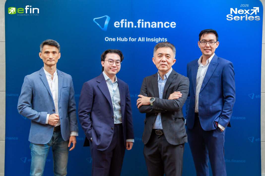 ผู้บริหาร efin Group จำนวน 4 ท่าน ยืนถ่ายภาพร่วมกันหน้าแบคดรอปสีน้ำเงินที่มีโลโก้ efin.finance และชื่องาน Next Series 2026