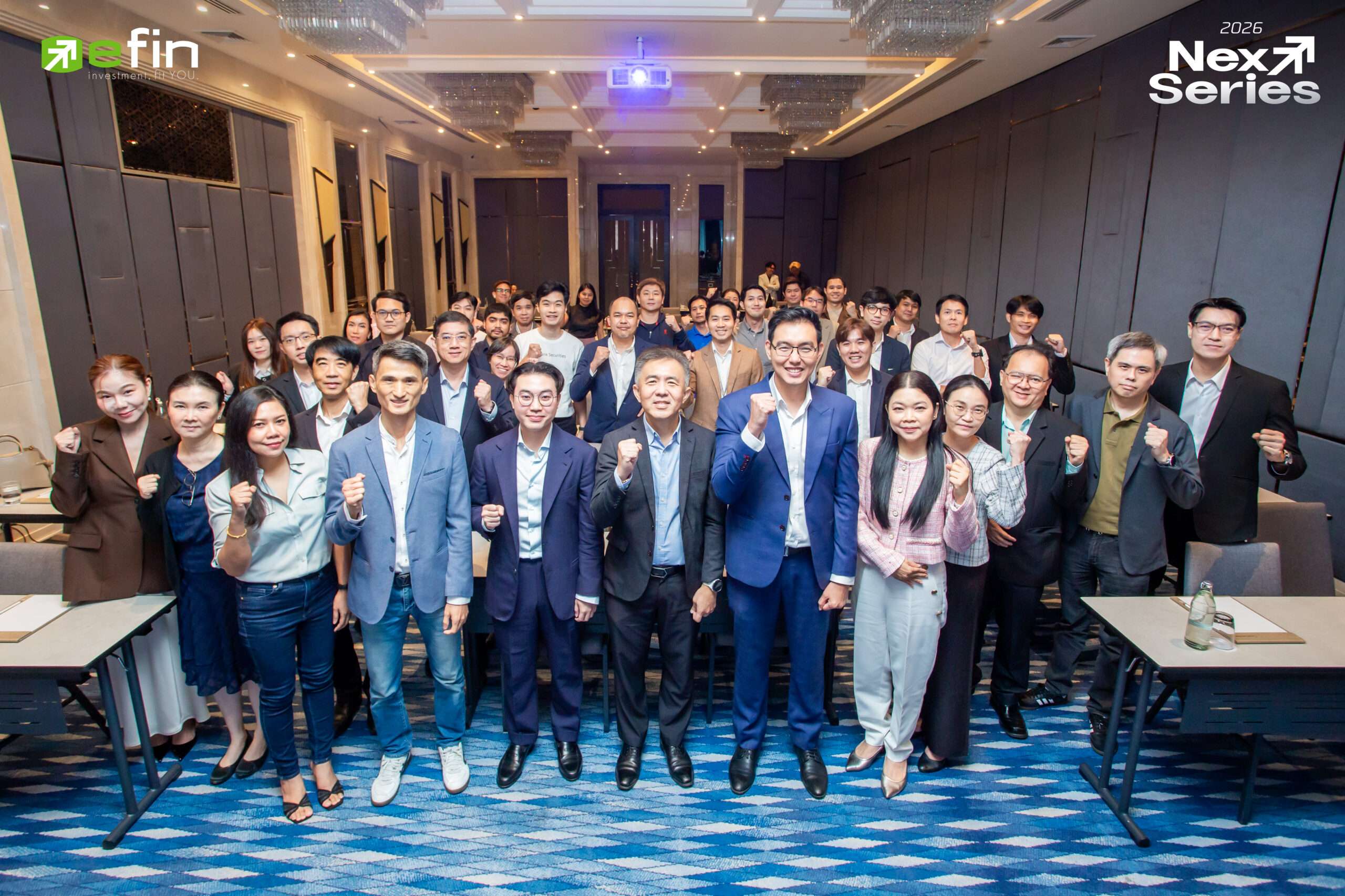 คณะผู้บริหาร efin Group ถ่ายภาพหมู่ร่วมกับตัวแทนจากบริษัทหลักทรัพย์สมาชิกกว่า 20 แห่งที่เข้าร่วมงาน NEXT SERIES 2026 ภายในห้องสัมมนา